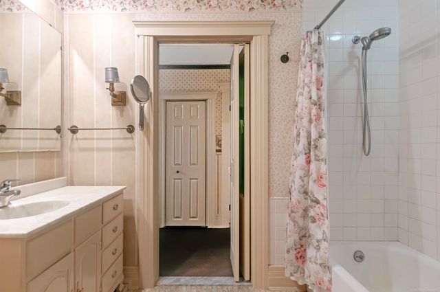 194 Moross Road, Grosse Pointe Farms, MI 48236