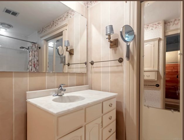 194 Moross Road, Grosse Pointe Farms, MI 48236