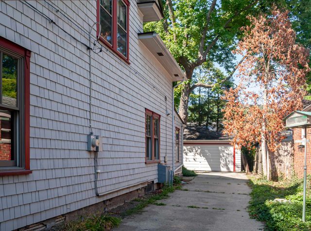 194 Moross Road, Grosse Pointe Farms, MI 48236