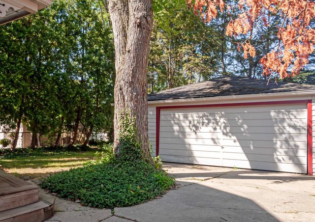 194 Moross Road, Grosse Pointe Farms, MI 48236