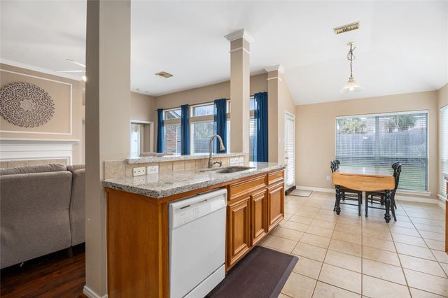 2215 Waters Edge Lane, League City, TX 77573