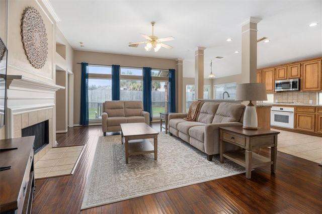 2215 Waters Edge Lane, League City, TX 77573