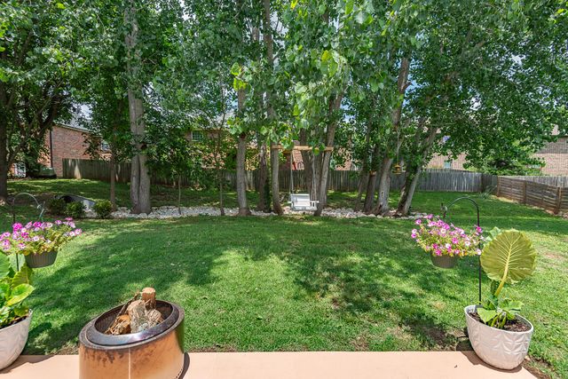 853 E Meadow Garden Court, Nixa, MO 65714