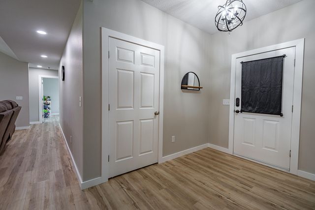 853 E Meadow Garden Court, Nixa, MO 65714