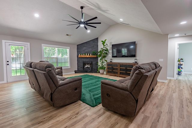 853 E Meadow Garden Court, Nixa, MO 65714