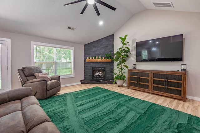 853 E Meadow Garden Court, Nixa, MO 65714