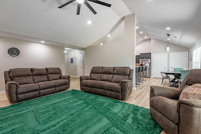 853 E Meadow Garden Court, Nixa, MO 65714