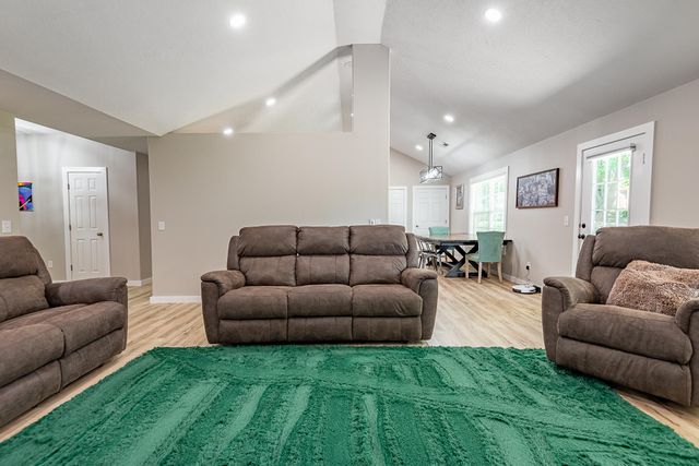 853 E Meadow Garden Court, Nixa, MO 65714