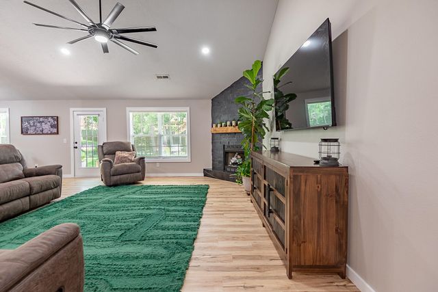 853 E Meadow Garden Court, Nixa, MO 65714