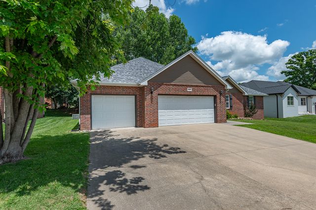 853 E Meadow Garden Court, Nixa, MO 65714
