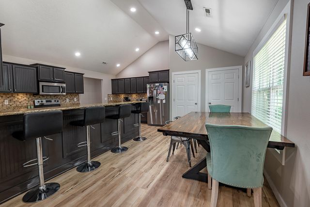 853 E Meadow Garden Court, Nixa, MO 65714