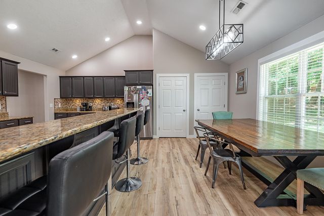 853 E Meadow Garden Court, Nixa, MO 65714