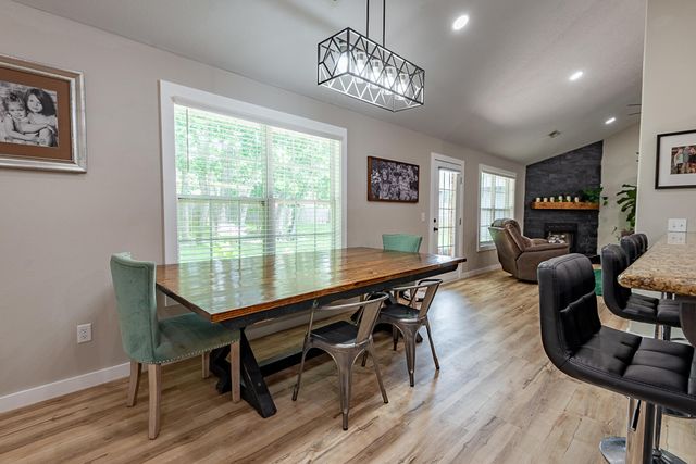 853 E Meadow Garden Court, Nixa, MO 65714