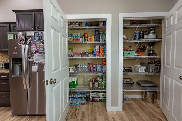 853 E Meadow Garden Court, Nixa, MO 65714