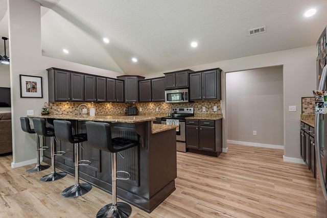853 E Meadow Garden Court, Nixa, MO 65714