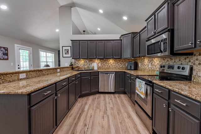 853 E Meadow Garden Court, Nixa, MO 65714