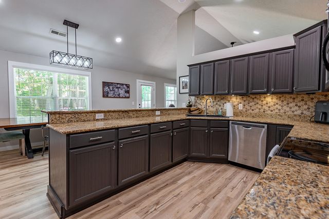 853 E Meadow Garden Court, Nixa, MO 65714