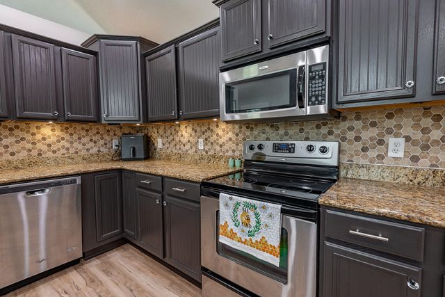 853 E Meadow Garden Court, Nixa, MO 65714