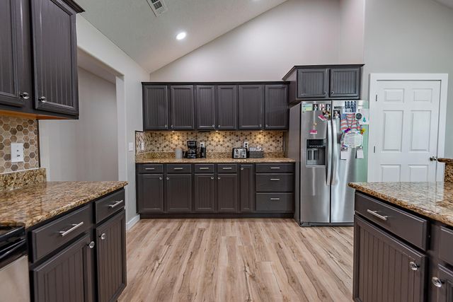 853 E Meadow Garden Court, Nixa, MO 65714