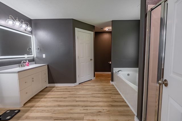 853 E Meadow Garden Court, Nixa, MO 65714