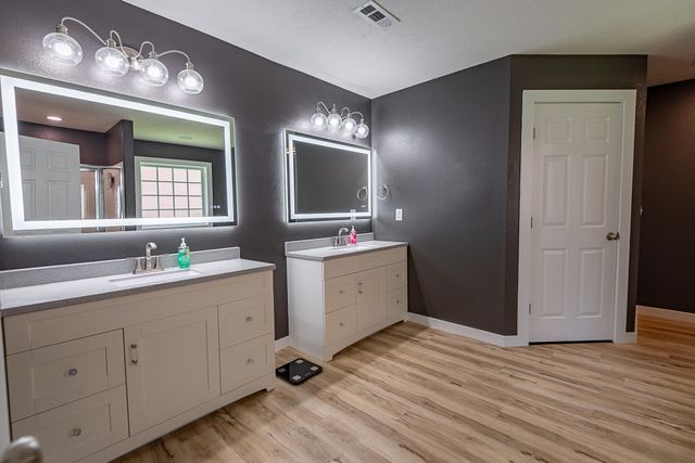 853 E Meadow Garden Court, Nixa, MO 65714