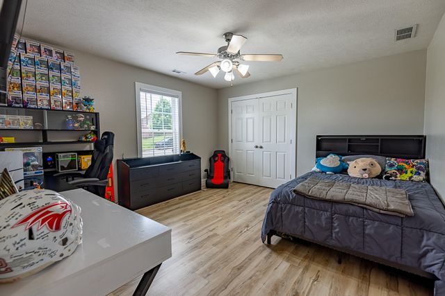 853 E Meadow Garden Court, Nixa, MO 65714