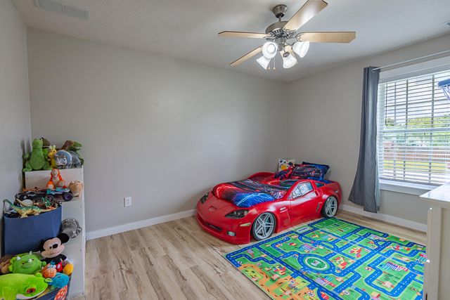 853 E Meadow Garden Court, Nixa, MO 65714
