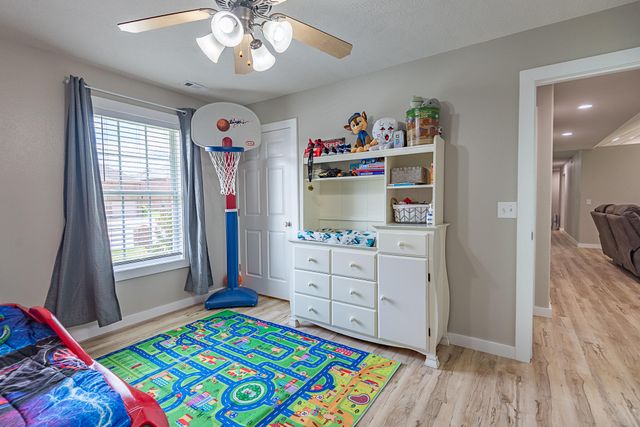 853 E Meadow Garden Court, Nixa, MO 65714