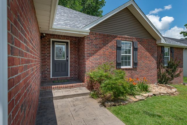 853 E Meadow Garden Court, Nixa, MO 65714