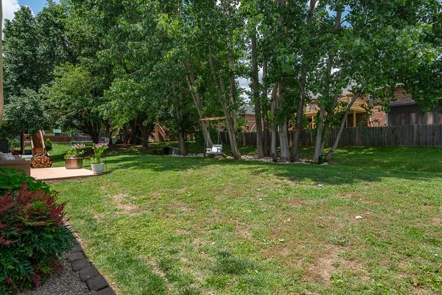 853 E Meadow Garden Court, Nixa, MO 65714
