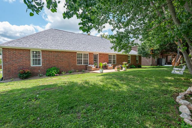 853 E Meadow Garden Court, Nixa, MO 65714