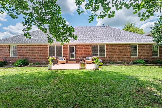 853 E Meadow Garden Court, Nixa, MO 65714
