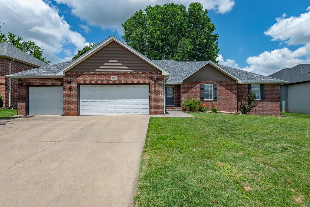 853 E Meadow Garden Court, Nixa, MO 65714