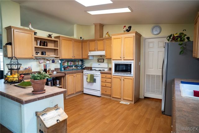 7190 E Red Barrel Road, Yucca, AZ 86438