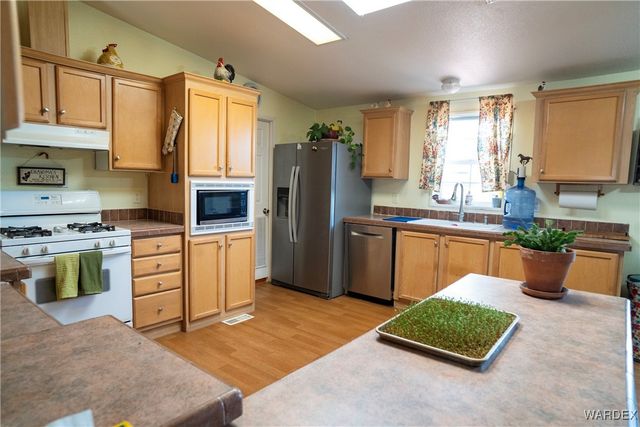 7190 E Red Barrel Road, Yucca, AZ 86438