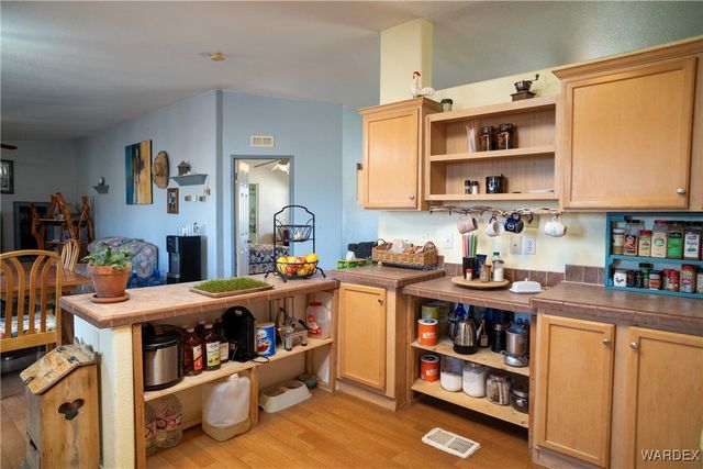 7190 E Red Barrel Road, Yucca, AZ 86438