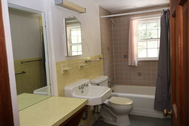144 West Street, Amherst, MA 01002