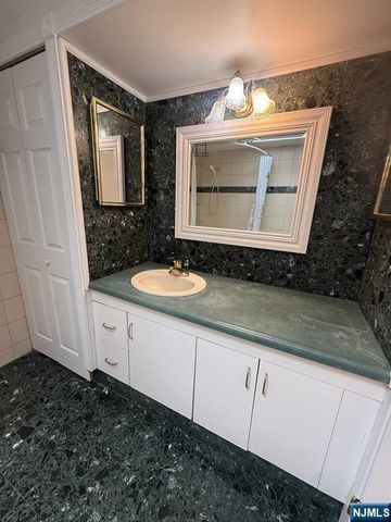 533 Ramapo Valley Road, Oakland, NJ 07436