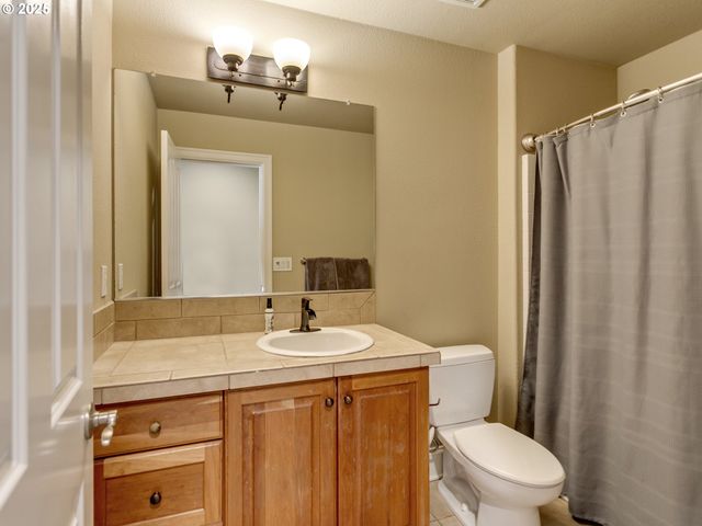 7913 Sw LEISER Ln, Portland, OR 97224