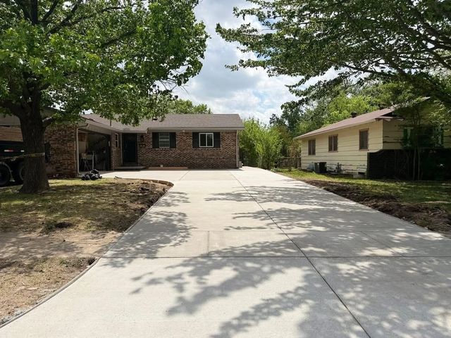 8149 E Zimmerly St, Wichita, KS 67207