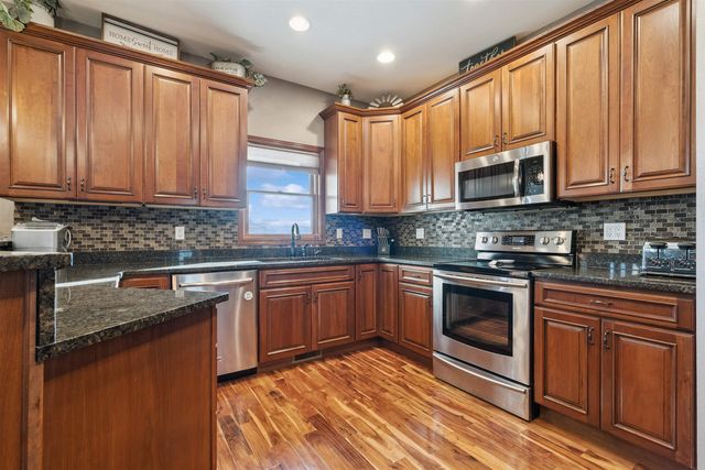 1828 160th Ave, Manchester, IA 52057