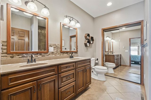 1828 160th Ave, Manchester, IA 52057