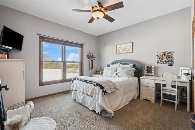 1828 160th Ave, Manchester, IA 52057