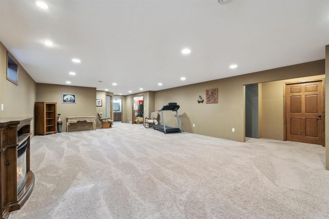 1828 160th Ave, Manchester, IA 52057