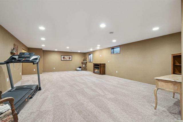 1828 160th Ave, Manchester, IA 52057