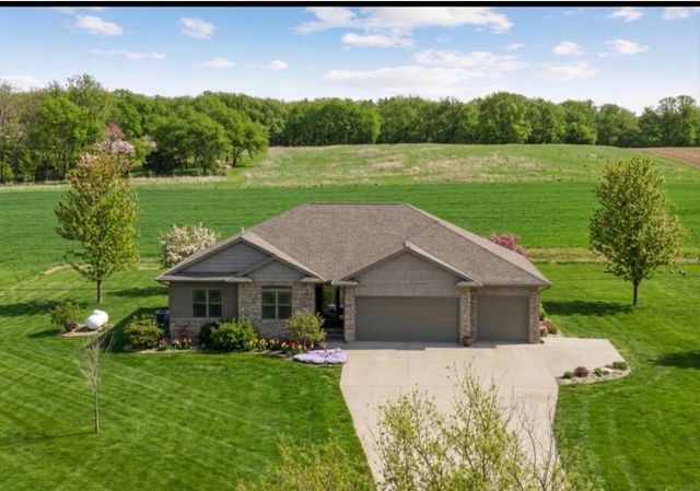 1828 160th Ave, Manchester, IA 52057