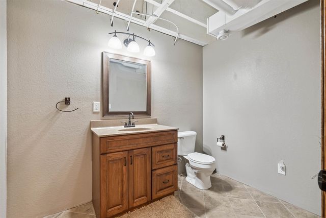 1828 160th Ave, Manchester, IA 52057