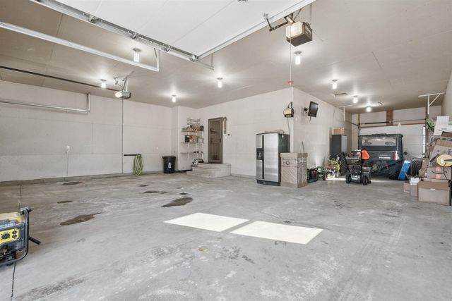 1828 160th Ave, Manchester, IA 52057