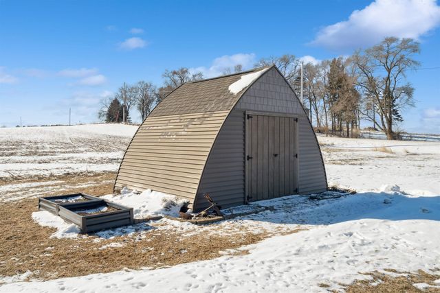 1828 160th Ave, Manchester, IA 52057