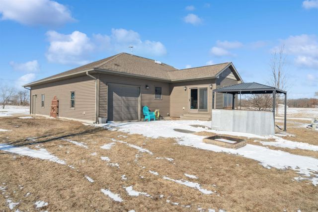 1828 160th Ave, Manchester, IA 52057